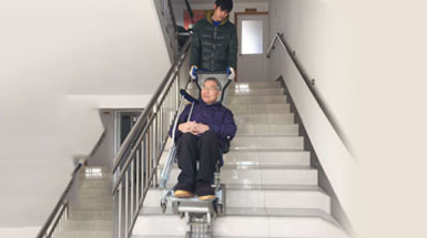 曲陽路街道形成社區為老服務模式 ，爬樓機服務增添光彩